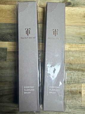 TWO True Botanicals Everyday Flawless Makeup Brush Vegan Cruelty-Free in Box